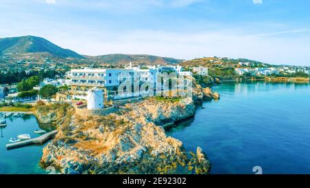 Vue aérienne de l'île de Paros avec moulin à vent sur la côte Banque D'Images