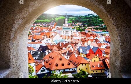 Belle vue de haut de Cesky Krumlov paysage urbain bien que la pierre anchient arc Banque D'Images