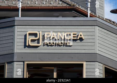 Whistler, Canada - juillet 5,2020 : vue sur le panneau Pangea Pod Hotel à Whistler Village Banque D'Images