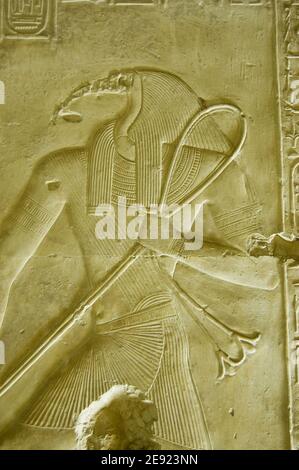 Ancienne sculpture égyptienne de bas relief de la vautour de dieu Thoth. Mur intérieur du Temple à Osiris à Abydos, près d'El Balyana, Égypte. Ancien s Banque D'Images
