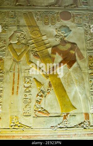 Ancien bas relief montrant le Pharaon Seti I élevant la colonne Djed avec la déesse Isis. Osiris Hall. Temple d'Abydos, el Balyana, Égypte. Ancien Banque D'Images