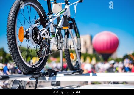 Nouveau vélo sport sur le toit de la voiture, roed Voyager Banque D'Images