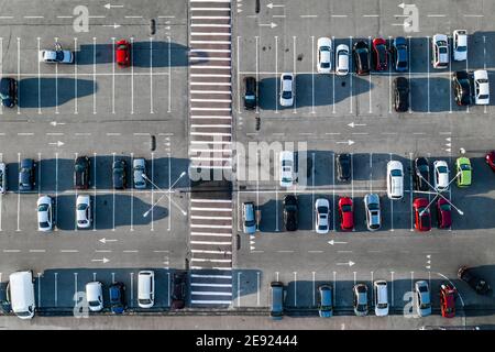 Voitures sur le parking vue de drone Banque D'Images