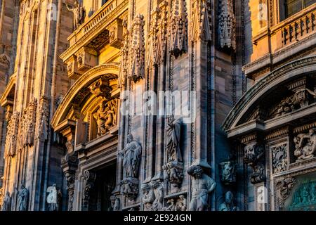 Statues sur la façade du Duomo de Milan à la lumière du coucher du soleil Banque D'Images