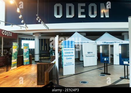 Aylesbury Odeon Cinema pendant que temporairement fermé utilisé pour la vaccination de Pharmacy2U NHS Covid-19. Le site de vaccination Covid mené par la pharmacie pop-up du centre-ville d'Aylesbury utilise 4 cabines de style belvédère. Crédit : Stephen Bell/Alay Banque D'Images