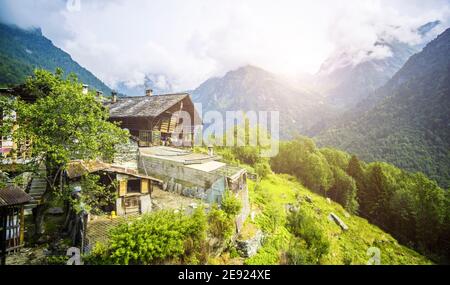 Maison sur la montagne avec vue imprenable sur les Alpes Banque D'Images