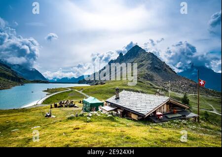 Vue panoramique sur la maison, les montagnes et le lac Banque D'Images