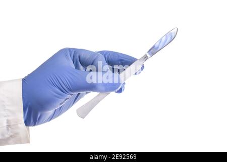 Médecin chirurgien tient un scalpel dans sa main sur un fond blanc. Concept chirurgical, instrument Banque D'Images