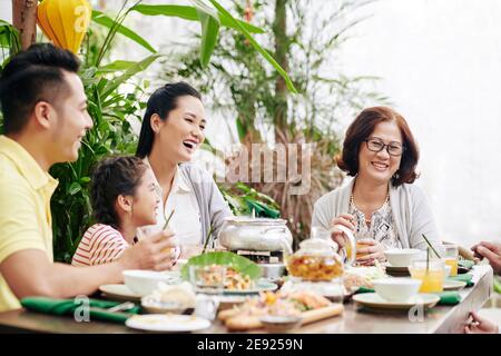 Family celebrating birthday Banque D'Images