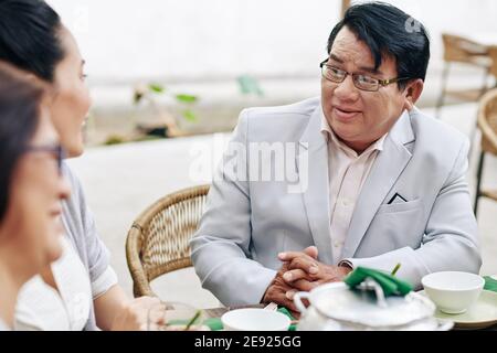 Homme parlant à une fille adulte Banque D'Images