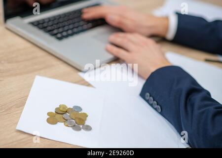 Petite quantité de pièces d'argent sur la table Banque D'Images