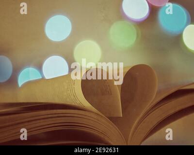 Photo macro artistique de pages de livre créant une forme de coeur. Arrière-plan doux Banque D'Images