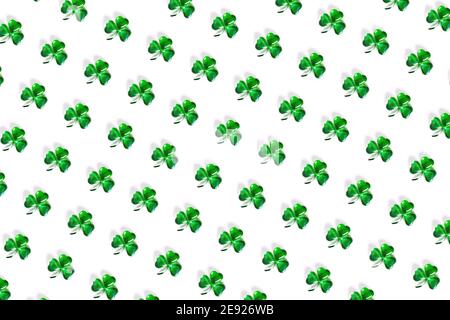 Motif photo sans couture Shamrock fait de coeurs en verre vert arrière-plan blanc Banque D'Images