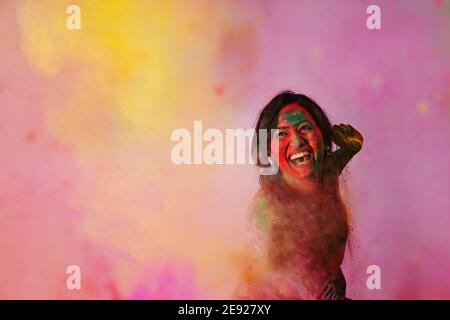 Femme jouant avec des couleurs à l'occasion de Holi Banque D'Images