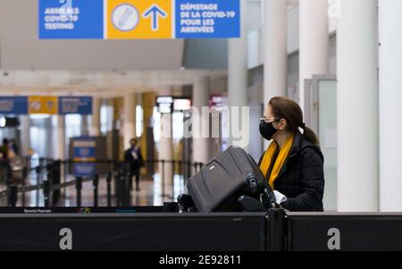 Toronto, Canada. 1er février 2021. Un voyageur portant un masque facial marche avec son chariot à bagages jusqu'à un site d'essai COVID-19 après son arrivée au hall des arrivées de l'aéroport international de Toronto à Mississauga, Ontario, Canada, le 1er février 2021. L'Ontario du Canada a exigé que tous les passagers arrivant à l'étranger prennent un test COVID-19 à leur arrivée à partir de lundi pour arrêter la propagation des variantes COVID-19. Credit: Zou Zheng/Xinhua/Alamy Live News Banque D'Images