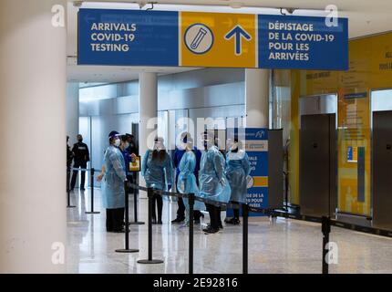 Toronto, Canada. 1er février 2021. Les travailleurs médicaux portant des équipements de protection attendent le 1er février 2021 un site d'essai de la COVID-19 à l'aéroport international de Toronto, à Mississauga (Ontario), au Canada. L'Ontario du Canada a exigé que tous les passagers arrivant à l'étranger prennent un test COVID-19 à leur arrivée à partir de lundi pour arrêter la propagation des variantes COVID-19. Credit: Zou Zheng/Xinhua/Alamy Live News Banque D'Images