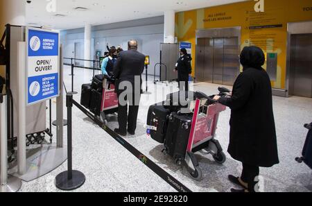 Toronto, Canada. 1er février 2021. Les voyageurs marchent avec leurs chariots à bagages jusqu'à un site d'essai de la COVID-19 après leur arrivée au hall des arrivées de l'aéroport international de Toronto à Mississauga (Ontario), Canada, le 1er février 2021. L'Ontario du Canada a exigé que tous les passagers arrivant à l'étranger prennent un test COVID-19 à leur arrivée à partir de lundi pour arrêter la propagation des variantes COVID-19. Credit: Zou Zheng/Xinhua/Alamy Live News Banque D'Images