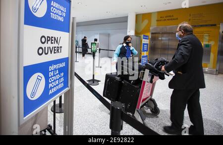 Toronto, Canada. 1er février 2021. Un voyageur portant un masque facial marche avec son chariot à bagages jusqu'à un site d'essai COVID-19 après son arrivée au hall des arrivées de l'aéroport international de Toronto à Mississauga, Ontario, Canada, le 1er février 2021. L'Ontario du Canada a exigé que tous les passagers arrivant à l'étranger prennent un test COVID-19 à leur arrivée à partir de lundi pour arrêter la propagation des variantes COVID-19. Credit: Zou Zheng/Xinhua/Alamy Live News Banque D'Images