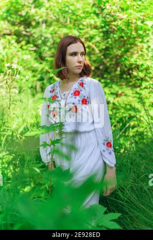 Portrait plein air de belle jeune femme dans le parc. Focus sélectif. Banque D'Images