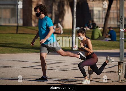 Valence, Espagne. 1er février 2021. Les personnes portant des masques de visage font de l'exercice en plein air à Valence, Espagne, le 1er février 2021. Valence a imposé lundi de nouvelles restrictions à l'exercice en plein air afin de freiner la propagation de la pandémie COVID-19. Crédit: Pablo Morano/Xinhua/Alay Live News Banque D'Images