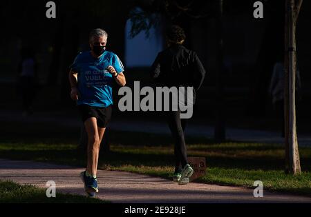 Valence, Espagne. 1er février 2021. Un homme portant un masque de nez à Valence, Espagne, le 1er février 2021. Valence a imposé lundi de nouvelles restrictions à l'exercice en plein air afin de freiner la propagation de la pandémie COVID-19. Crédit: Pablo Morano/Xinhua/Alay Live News Banque D'Images