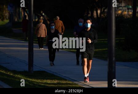 Valence, Espagne. 1er février 2021. Les personnes portant des masques de visage font de l'exercice en plein air à Valence, Espagne, le 1er février 2021. Valence a imposé lundi de nouvelles restrictions à l'exercice en plein air afin de freiner la propagation de la pandémie COVID-19. Crédit: Pablo Morano/Xinhua/Alay Live News Banque D'Images