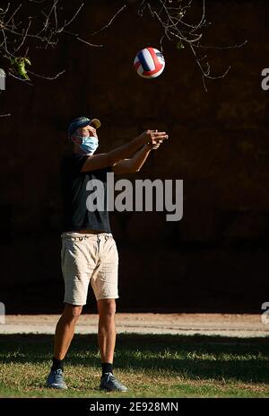 Valence, Espagne. 1er février 2021. Un homme portant un masque joue au volley à Valence, Espagne, le 1er février 2021. Valence a imposé lundi de nouvelles restrictions à l'exercice en plein air afin de freiner la propagation de la pandémie COVID-19. Crédit: Pablo Morano/Xinhua/Alay Live News Banque D'Images