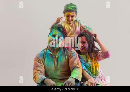 Fille mettant le gulal sur ses parents sur Holi Banque D'Images