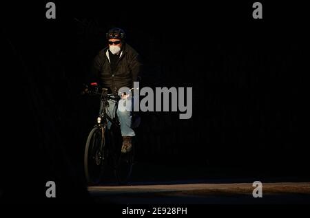 Valence, Espagne. 1er février 2021. Un homme portant un masque fait du vélo à Valence, Espagne, le 1er février 2021. Valence a imposé lundi de nouvelles restrictions à l'exercice en plein air afin de freiner la propagation de la pandémie COVID-19. Crédit: Pablo Morano/Xinhua/Alay Live News Banque D'Images