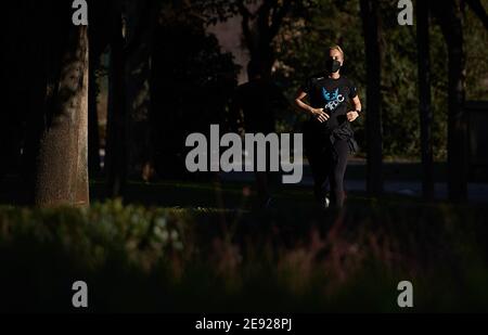 Valence, Espagne. 1er février 2021. Un homme portant un masque de nez à Valence, Espagne, le 1er février 2021. Valence a imposé lundi de nouvelles restrictions à l'exercice en plein air afin de freiner la propagation de la pandémie COVID-19. Crédit: Pablo Morano/Xinhua/Alay Live News Banque D'Images