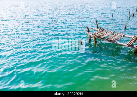 La maçonnerie en bois se trouve sur l'eau isolée. Entrée dans le lac à partir d'un pont en bois dans le lac Banque D'Images