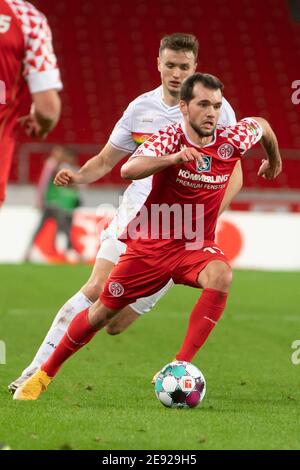 Stuttgart, Allemagne. 29 janvier 2021. Football: Bundesliga, VfB Stuttgart - FSV Mainz 05, Matchday 19, Mercedes-Benz Arena. Kevin Stöger de Mayence joue un ballon. Credit: Sebastian Gollnow/dpa - NOTE IMPORTANTE: Conformément aux règlements de la DFL Deutsche Fußball Liga et/ou de la DFB Deutscher Fußball-Bund, il est interdit d'utiliser ou d'avoir utilisé des photos prises dans le stade et/ou du match sous forme de séquences et/ou de séries de photos de type vidéo./dpa/Alay Live News Banque D'Images