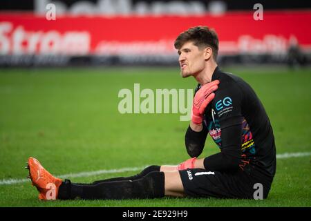 Stuttgart, Allemagne. 29 janvier 2021. Football: Bundesliga, VfB Stuttgart - FSV Mainz 05, Matchday 19, Mercedes-Benz Arena. Gregor Kobel, gardien de but de Stuttgart, tient son épaule. Credit: Sebastian Gollnow/dpa - NOTE IMPORTANTE: Conformément aux règlements de la DFL Deutsche Fußball Liga et/ou de la DFB Deutscher Fußball-Bund, il est interdit d'utiliser ou d'avoir utilisé des photos prises dans le stade et/ou du match sous forme de séquences et/ou de séries de photos de type vidéo./dpa/Alay Live News Banque D'Images