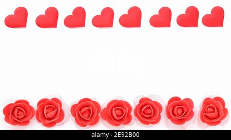 Groupe de coeurs rouges et de formes roses sur fond blanc avec espace de copie. L'amour et le thème de la Saint-Valentin. Banque D'Images