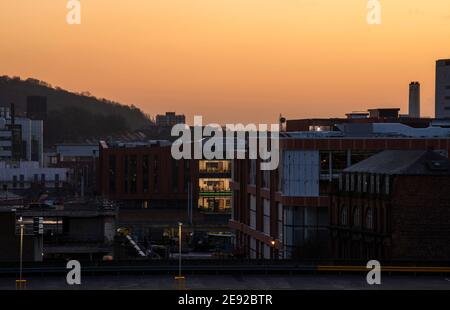 Lever de soleil sur le côté sud de la ville de Nottingham, capturé depuis la terrasse du château de Nottingham Notinghamshire Angleterre Banque D'Images