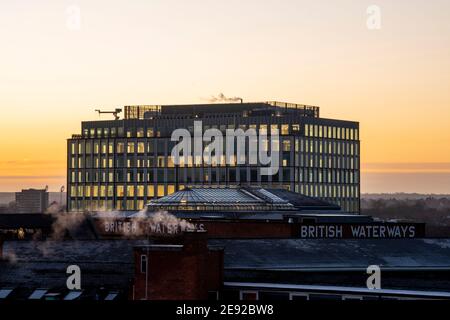 Lever de soleil sur le côté sud de la ville de Nottingham, capturé depuis la terrasse du château de Nottingham Notinghamshire Angleterre Banque D'Images