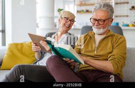 Couple senior joyeux appréciant la vie à la retraite à la maison Banque D'Images