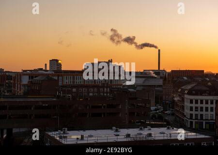 Lever de soleil sur le côté sud de la ville de Nottingham, capturé depuis la terrasse du château de Nottingham Notinghamshire Angleterre Banque D'Images