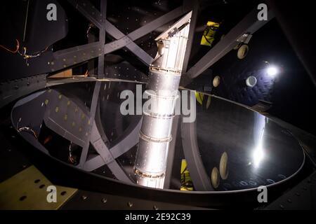 26 janvier 2021, Hambourg: Le télescope de réflexion de l'observatoire stratosphérique de vol « OFIA » à l'intérieur d'un Boeing 747 converti lors des derniers contrôles de Lufthansa Technik. L'Observatoire stratosphérique d'astronomie infrarouge (Sofia) est un Boeing 747 converti en télescope de vol par l'agence spatiale américaine NASA et le Centre aérospatial allemand (DLR). Elle a été en cours de maintenance à la base Lufthansa Technik de Hambourg ces dernières semaines. Photo: Christian Charisius/dpa Banque D'Images