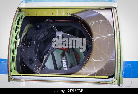 26 janvier 2021, Hambourg: Derrière la trappe ouverte, le télescope réfléchissant de l'observatoire stratosphérique volante « OFIA » peut être vu à l'intérieur d'un Boeing 747 converti lors des contrôles finaux à Lufthansa Technik. L'Observatoire stratosphérique d'astronomie infrarouge (Sofia) est un Boeing 747 converti en télescope de vol par l'agence spatiale américaine NASA et le Centre aérospatial allemand (DLR). Elle a été en cours de maintenance à la base Lufthansa Technik de Hambourg ces dernières semaines. Photo: Christian Charisius/dpa Banque D'Images