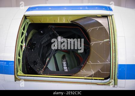 26 janvier 2021, Hambourg: Derrière la trappe ouverte, le télescope réfléchissant de l'observatoire stratosphérique volante « OFIA » peut être vu à l'intérieur d'un Boeing 747 converti lors des contrôles finaux à Lufthansa Technik. L'Observatoire stratosphérique d'astronomie infrarouge (Sofia) est un Boeing 747 converti en télescope de vol par l'agence spatiale américaine NASA et le Centre aérospatial allemand (DLR). Elle a été en cours de maintenance à la base Lufthansa Technik de Hambourg ces dernières semaines. Photo: Christian Charisius/dpa Banque D'Images
