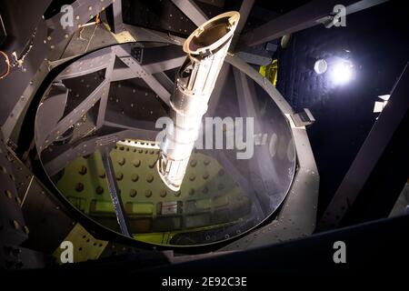 26 janvier 2021, Hambourg: Le télescope de réflexion de l'observatoire stratosphérique de vol « OFIA » à l'intérieur d'un Boeing 747 converti lors des derniers contrôles de Lufthansa Technik. L'Observatoire stratosphérique d'astronomie infrarouge (Sofia) est un Boeing 747 converti en télescope de vol par l'agence spatiale américaine NASA et le Centre aérospatial allemand (DLR). Elle a été en cours de maintenance à la base Lufthansa Technik de Hambourg ces dernières semaines. Photo: Christian Charisius/dpa Banque D'Images