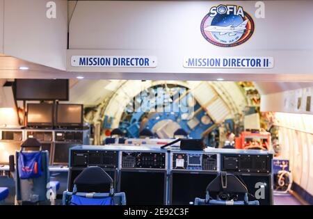 26 janvier 2021, Hambourg: Vue sur la zone de commandement et de contrôle de l'observatoire stratosphérique de vol « OFIA » à l'intérieur d'un Boeing 747 converti lors des derniers contrôles de Lufthansa Technik. L'Observatoire stratosphérique d'astronomie infrarouge (SOFIA) est un Boeing 747 converti en télescope de vol par l'agence spatiale américaine NASA et le Centre aérospatial allemand (DLR). Elle a été en cours de maintenance à la base Lufthansa Technik de Hambourg ces dernières semaines. Photo: Christian Charisius/dpa Banque D'Images
