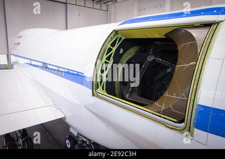 26 janvier 2021, Hambourg: Derrière la trappe ouverte, le télescope réfléchissant de l'observatoire stratosphérique volante « OFIA » peut être vu à l'intérieur d'un Boeing 747 converti lors des contrôles finaux à Lufthansa Technik. L'Observatoire stratosphérique d'astronomie infrarouge (Sofia) est un Boeing 747 converti en télescope de vol par l'agence spatiale américaine NASA et le Centre aérospatial allemand (DLR). Elle a été en cours de maintenance à la base Lufthansa Technik de Hambourg ces dernières semaines. Photo: Christian Charisius/dpa Banque D'Images