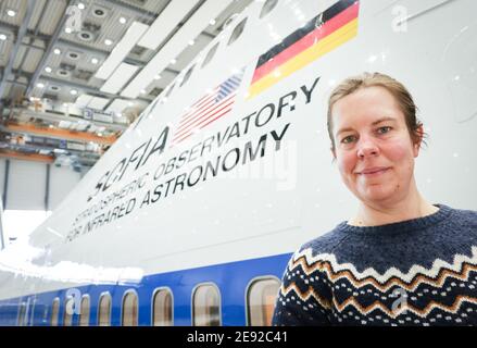26 janvier 2021, Hambourg: Nadine Fischer, ingénieur télescope et expert en génie mécanique et logiciel de l'Institut allemand de Sofia, se dresse devant le Boeing 747 converti avec l'observatoire stratosphérique de vol « SOFIA » lors des contrôles finaux à Lufthansa Technik. L'Observatoire stratosphérique d'astronomie infrarouge (Sofia) est un Boeing 747 converti en télescope de vol par l'agence spatiale américaine NASA et le Centre aérospatial allemand (DLR). Elle a été en cours de maintenance à la base Lufthansa Technik de Hambourg ces dernières semaines. Photo: Christian Charisius/dpa Banque D'Images