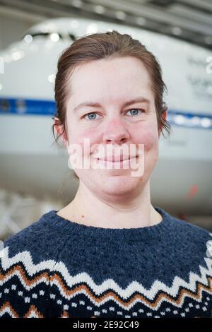 26 janvier 2021, Hambourg: Nadine Fischer, ingénieur télescope et expert en génie mécanique et logiciel de l'Institut allemand de Sofia, se dresse devant le Boeing 747 converti avec l'observatoire stratosphérique de vol « SOFIA » lors des contrôles finaux à Lufthansa Technik. L'Observatoire stratosphérique d'astronomie infrarouge (Sofia) est un Boeing 747 converti en télescope de vol par l'agence spatiale américaine NASA et le Centre aérospatial allemand (DLR). Elle a été en cours de maintenance à la base Lufthansa Technik de Hambourg ces dernières semaines. Photo: Christian Charisius/dpa Banque D'Images