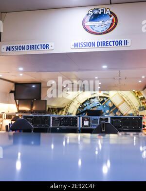 26 janvier 2021, Hambourg: Vue sur la zone de commandement et de contrôle de l'observatoire stratosphérique de vol « OFIA » à l'intérieur d'un Boeing 747 converti lors des derniers contrôles de Lufthansa Technik. L'Observatoire stratosphérique d'astronomie infrarouge (SOFIA) est un Boeing 747 converti en télescope de vol par l'agence spatiale américaine NASA et le Centre aérospatial allemand (DLR). Elle a été en cours de maintenance à la base Lufthansa Technik de Hambourg ces dernières semaines. Photo: Christian Charisius/dpa Banque D'Images