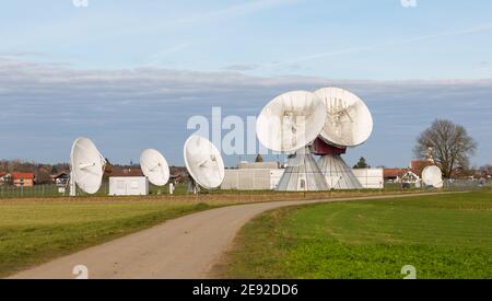 Raisting, Allemagne - 13 novembre 2020 : route menant à un groupe de paraboles satellites. Partie du ralisting Radome. Banque D'Images