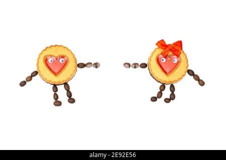 Deux personnages faits de biscuits ronds décorés de coeurs en gelée rouge et de grains de café essayant de se joindre. Couche plate créative isolée sur blanc. Banque D'Images