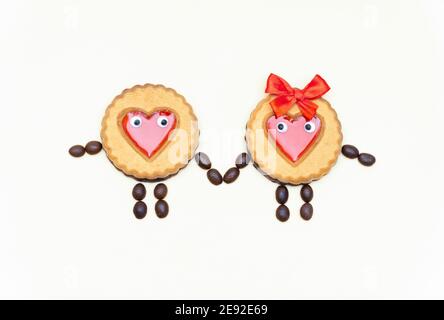 Couple drôle fait de biscuits et de grains de café tenant les mains. Concept d'amour créatif. Banque D'Images